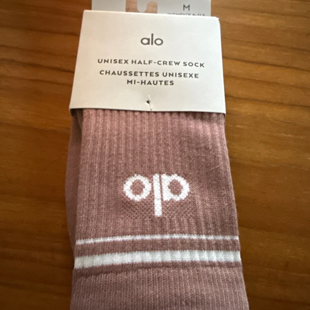 New ALO Unisex Half-Crew Sock Size M Smoky Quartz White